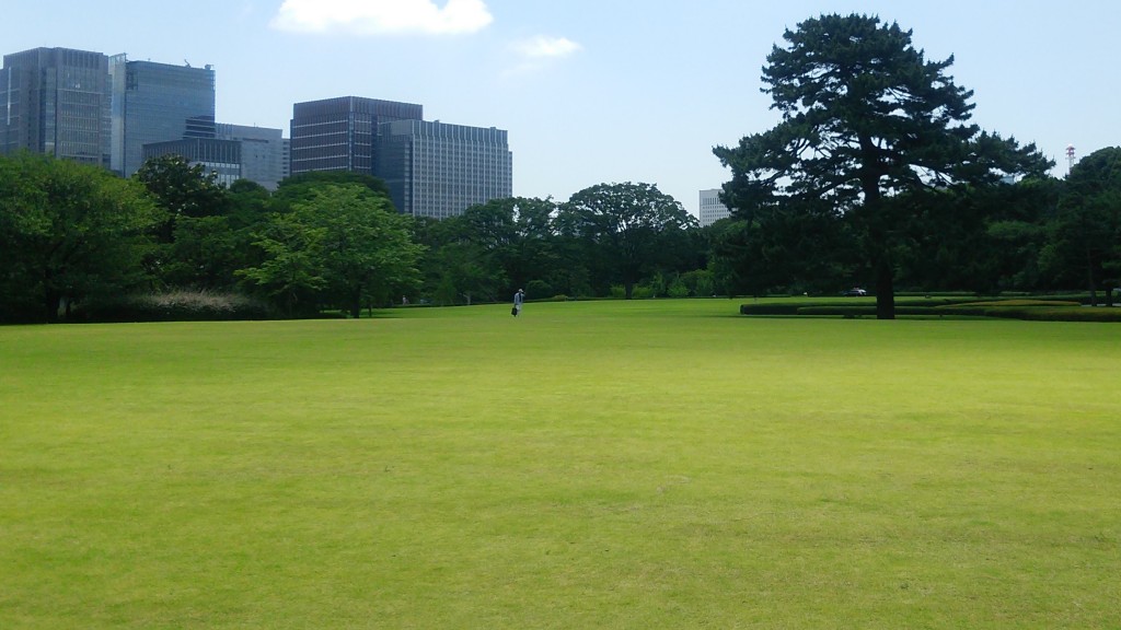 本丸跡の広大な芝生